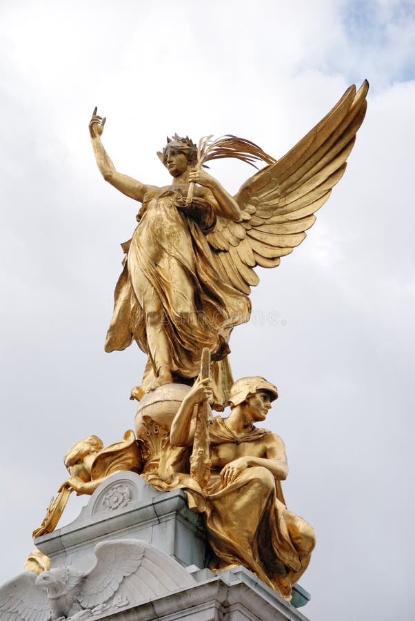 seger för staty för buckinghamlondon slott arkivfoto seger för staty för buckinghamlondon slott arkivfoto