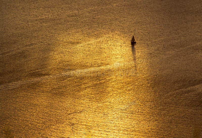 Segla det guld- havet arkivfoto Segla det guld- havet arkivfoto
