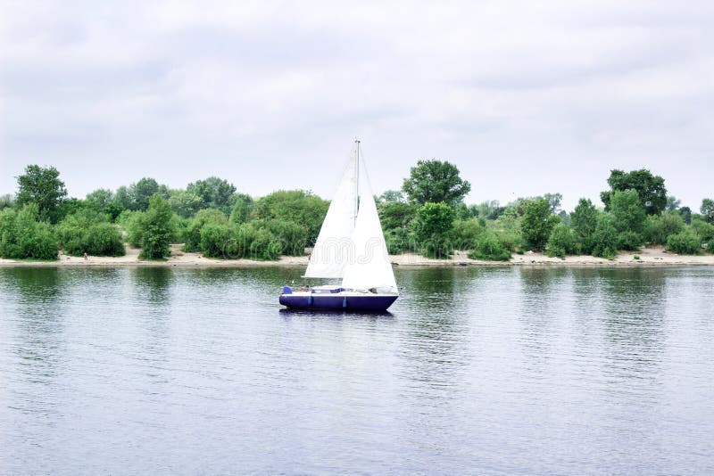Seglingen för segelbåtyachtlaget med fullt seglar genom hela vinden på sjön arkivfoton Seglingen för segelbåtyachtlaget med fullt seglar genom hela vinden på sjön arkivfoton