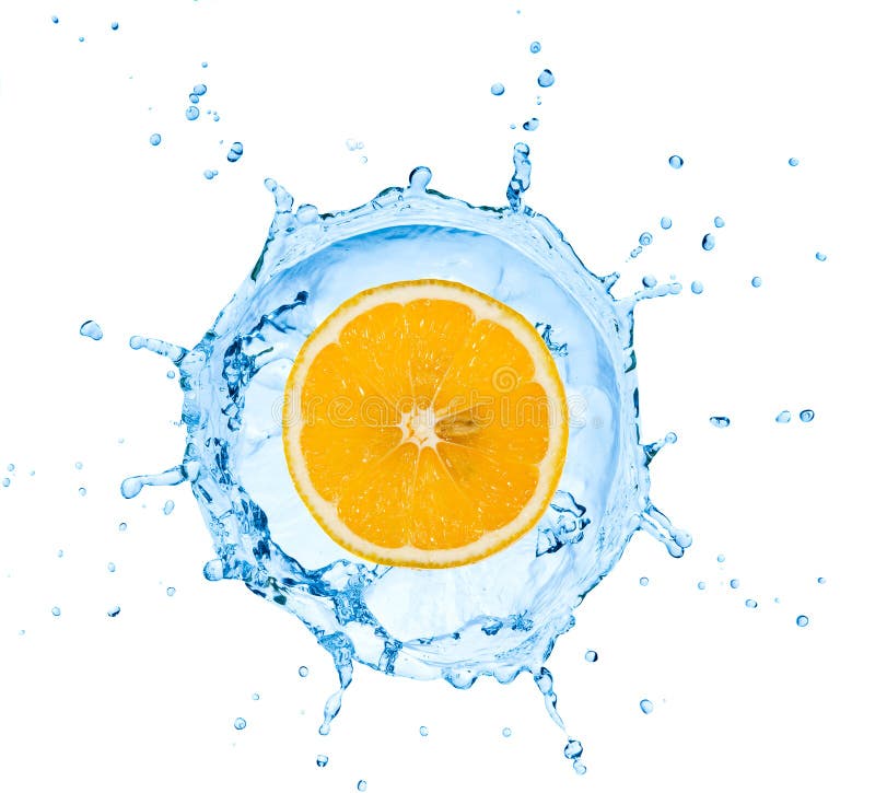 Segment der Zitrone innen fallend auf das Wasser stockbild