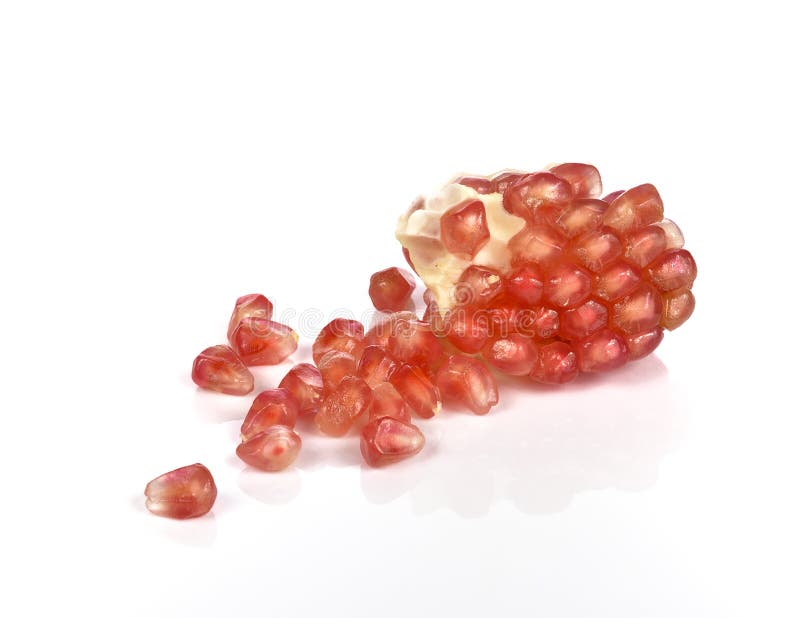 Segmento maturo della frutta del melograno isolato su fondo bianco fotografia stock libera da diritti Segmento maturo della frutta del melograno isolato su fondo bianco fotografia stock libera da diritti