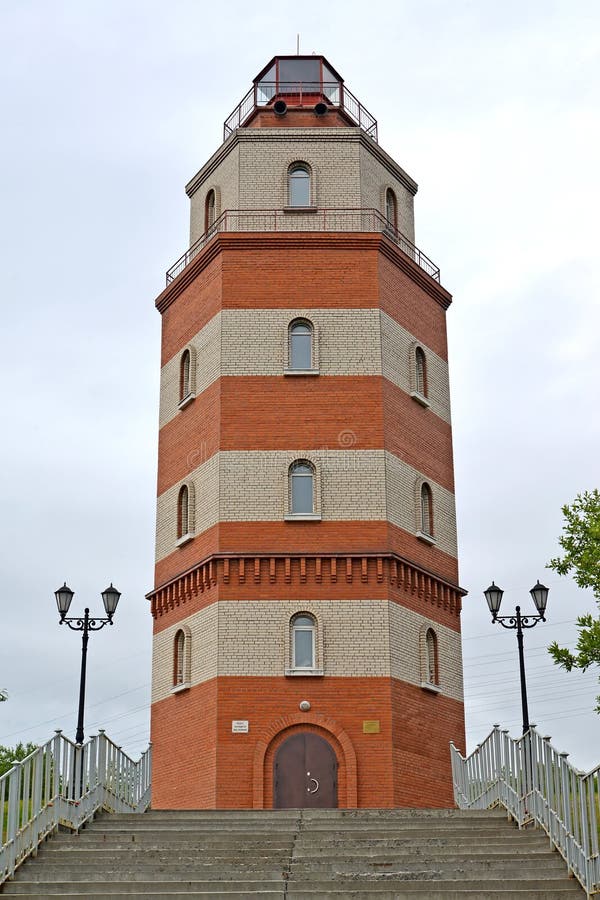 Segnale della torre, parte di un memoriale in memoria dei marinai che sono stati persi in un tempo di pace murmansk immagine stock libera da diritti Segnale della torre, parte di un memoriale in memoria dei marinai che sono stati persi in un tempo di pace murmansk immagine stock libera da diritti