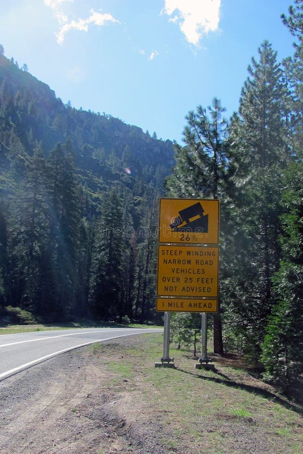 Segnale di pericolo della strada sulla strada principale 108, passaggio della sonora, Sierra Nevada, California fotografia stock Segnale di pericolo della strada sulla strada principale 108, passaggio della sonora, Sierra Nevada, California fotografia stock