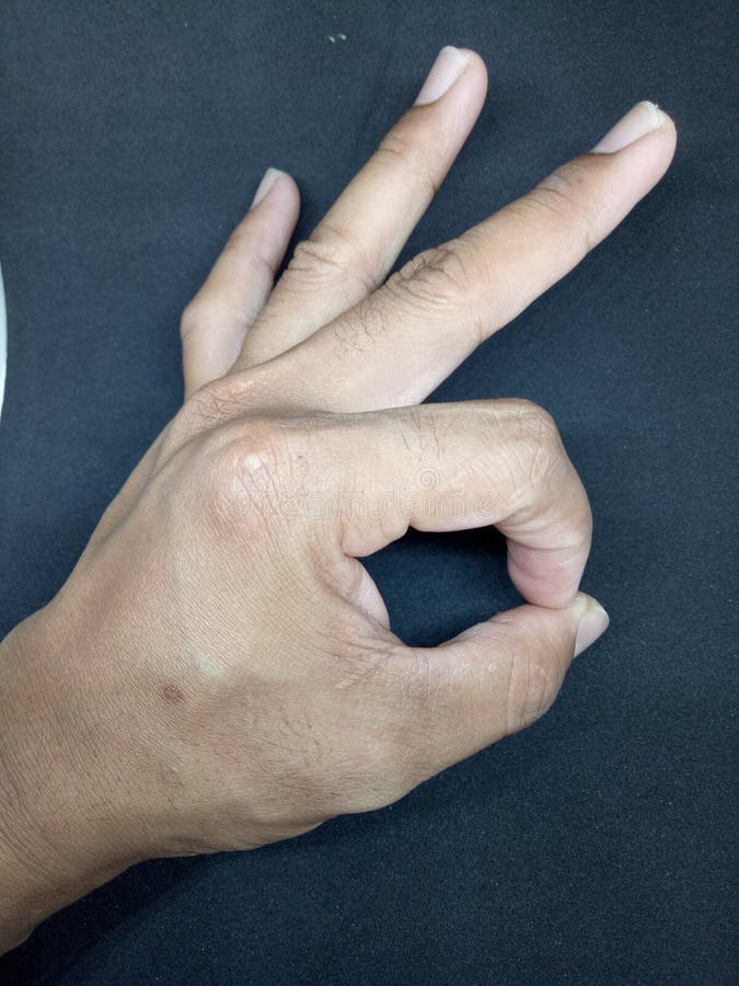 Quando Prude La Mano Sinistra APPROVAZIONE Della Mano Sinistra Fotografia Stock - Immagine di mano