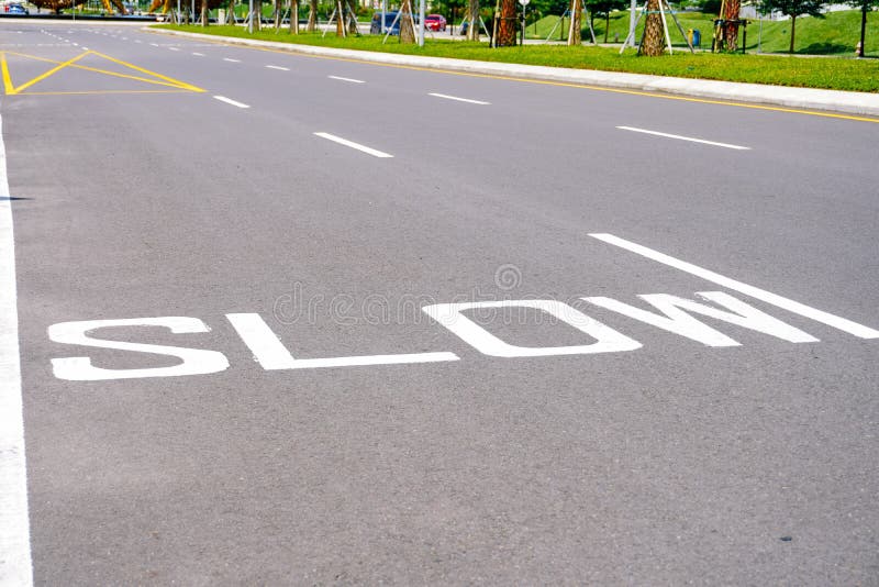 Segnale lento su una curva acuta di una strada di campagna fotografia stock libera da diritti