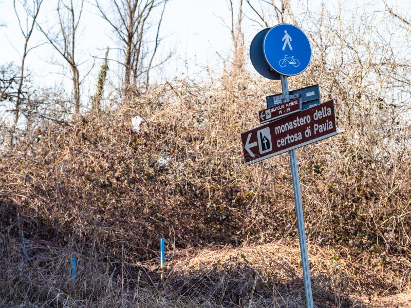 Segnale stradale ai Di medievali Pavia di Certosa del monastero fotografia stock libera da diritti Segnale stradale ai Di medievali Pavia di Certosa del monastero fotografia stock libera da diritti