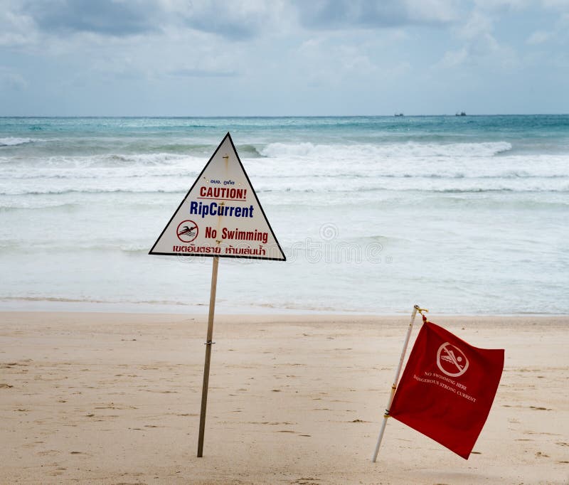 Segnali di pericolo circa la corrente di rip ad una spiaggia immagini stock Segnali di pericolo circa la corrente di rip ad una spiaggia immagini stock