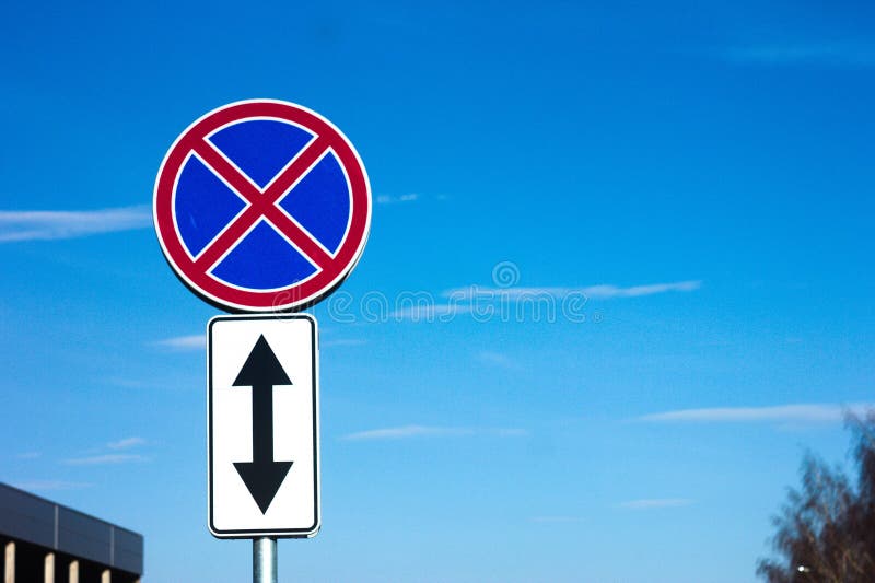 Segnali stradali su fondo di cielo blu fotografia stock libera da diritti Segnali stradali su fondo di cielo blu fotografia stock libera da diritti