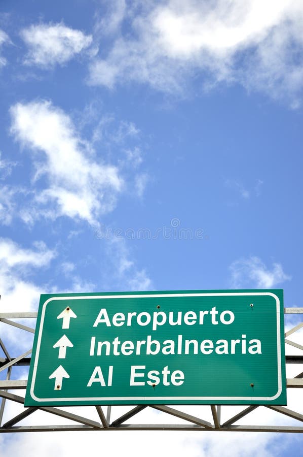 Segni dell'autostrada senza pedaggio che dirigono i driver sotto il cielo blu fotografie stock Segni dell'autostrada senza pedaggio che dirigono i driver sotto il cielo blu fotografie stock