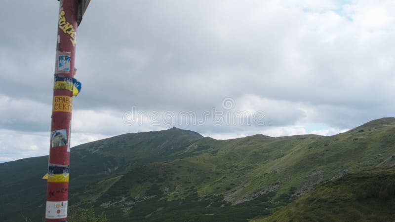 Segni di sentiero turistico sul Pilastro delle Montagne Risalita Segno dei cicli