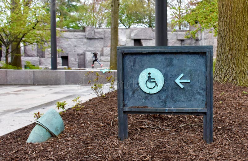 Segni disabili della toilette immagine stock Segni disabili della toilette immagine stock