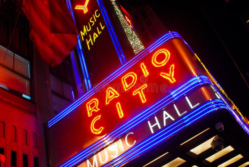 Segno al neon del teatro di varietà radiofonico della città immagini stock libere da diritti