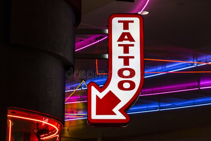 Segno al neon II del negozio del tatuaggio di stile di Las Vegas