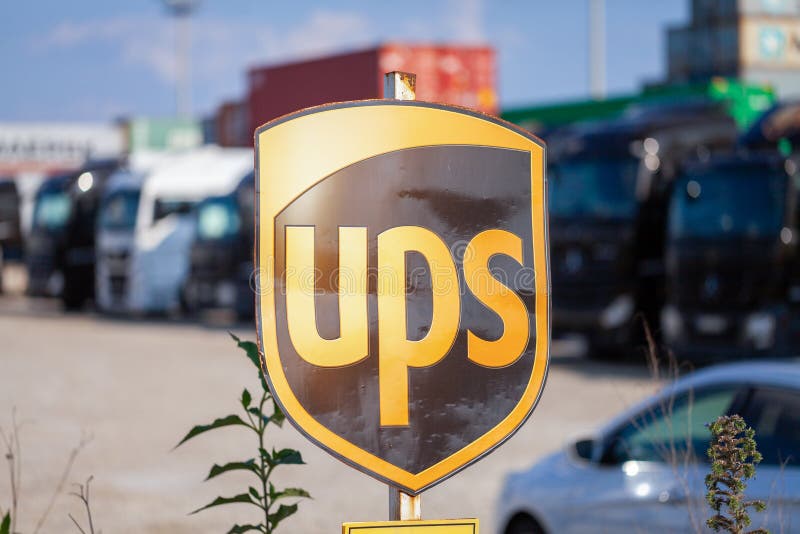Segno dalla consegna multinazionale americana del pacchetto, United Parcel Service UPS della società fotografia stock Segno dalla consegna multinazionale americana del pacchetto, United Parcel Service UPS della società fotografia stock