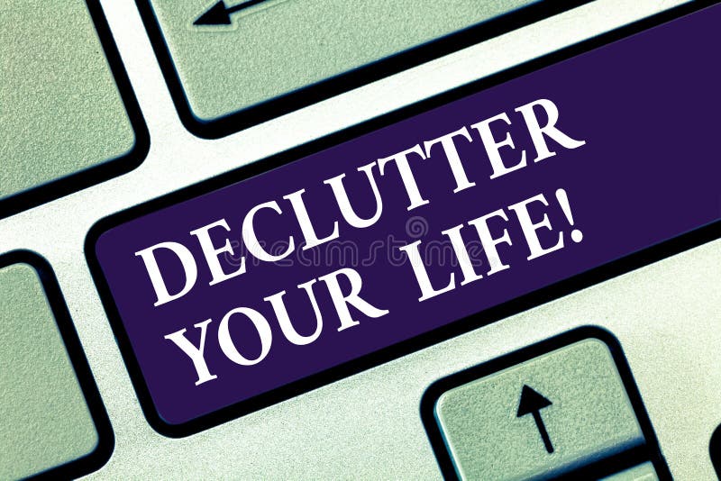 Segno del testo che mostra a Declutter la vostra vita La foto concettuale rimuove gli oggetti inutili dalla tastiera sovraffollat immagine stock libera da diritti Segno del testo che mostra a Declutter la vostra vita La foto concettuale rimuove gli oggetti inutili dalla tastiera sovraffollat immagine stock libera da diritti