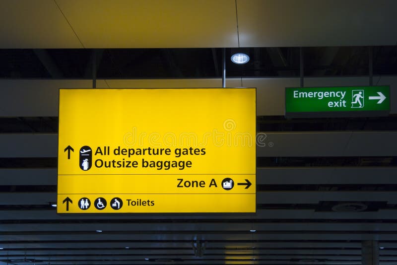 Segno dell'aeroporto ai portoni ed alle toilette di partenza fotografie stock Segno dell'aeroporto ai portoni ed alle toilette di partenza fotografie stock