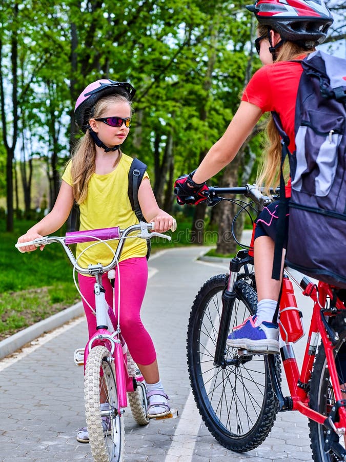 bambini che indossano casco in bicicletta
