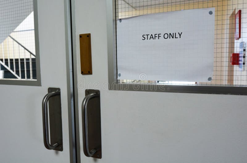 Segno della porta del personale soltanto fotografia stock libera da diritti Segno della porta del personale soltanto fotografia stock libera da diritti