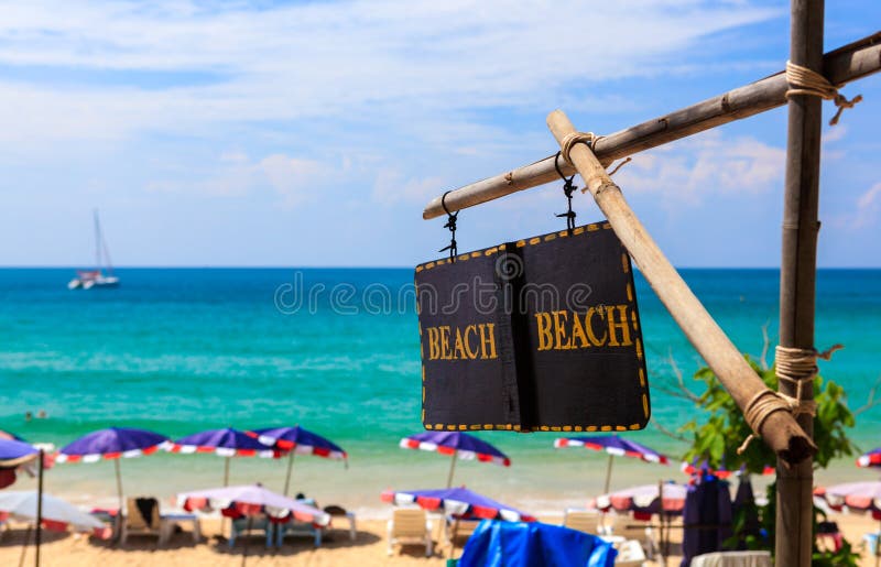 Segno della spiaggia - accedi a alla spiaggia dell'estate immagini stock Segno della spiaggia - accedi a alla spiaggia dell'estate immagini stock