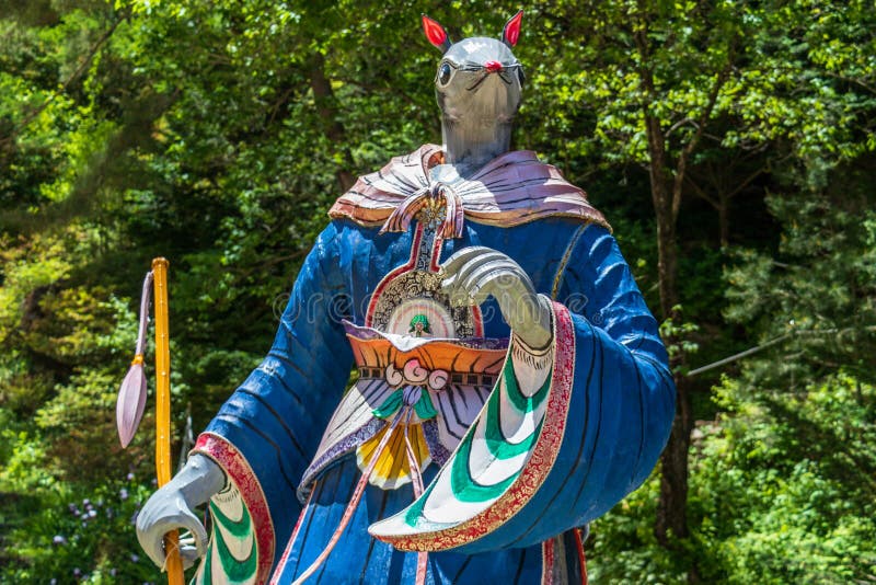 Segno dello zodiaco: Statua del ratto Lanterna di carta del segno astrologico dentro un tempio buddista in Corea del Sud Guinsa, fotografia stock libera da diritti Segno dello zodiaco: Statua del ratto Lanterna di carta del segno astrologico dentro un tempio buddista in Corea del Sud Guinsa, fotografia stock libera da diritti