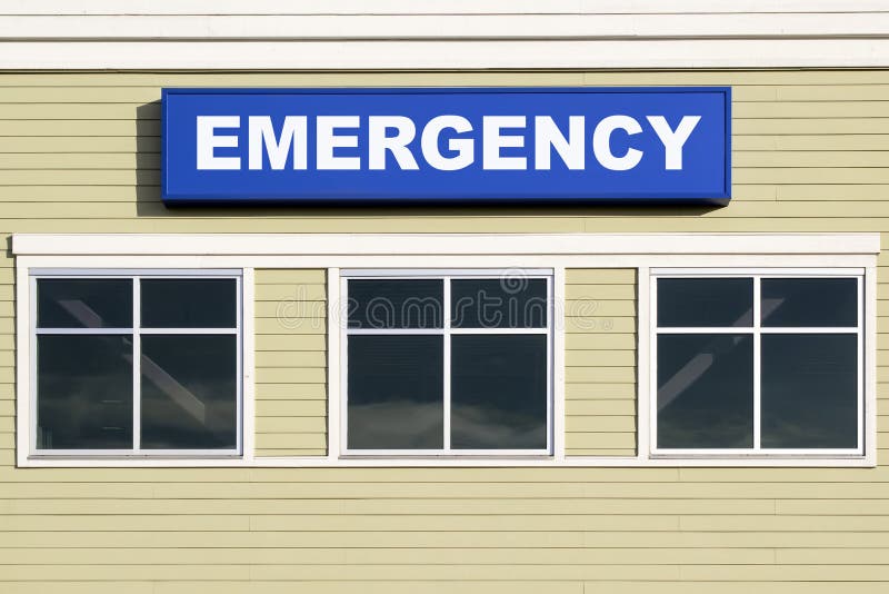 Segno di emergenza fuori della costruzione dell'ospedale fotografia stock Segno di emergenza fuori della costruzione dell'ospedale fotografia stock