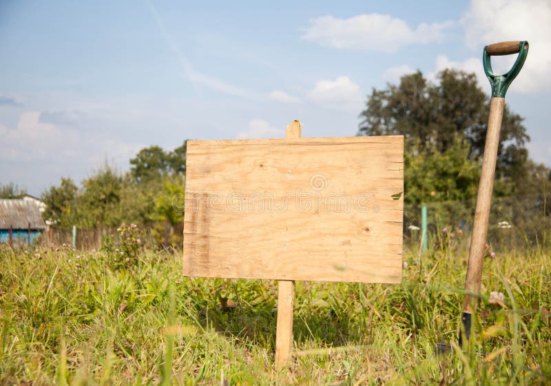 Segno di legno rurale di estate o della primavera fotografia stock Segno di legno rurale di estate o della primavera fotografia stock