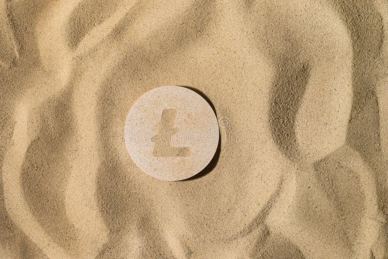 Segno di Litecoin sulla sabbia immagine stock libera da diritti Segno di Litecoin sulla sabbia immagine stock libera da diritti