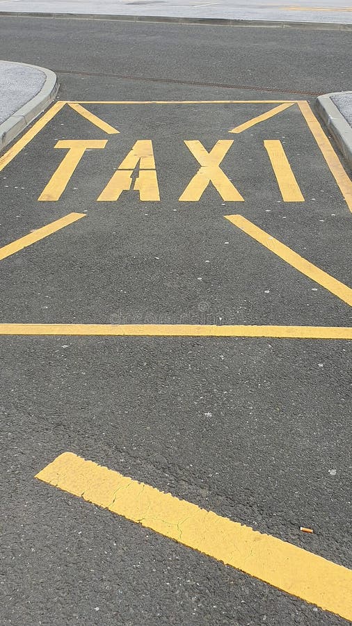 Segno di parcheggio del taxi giallo su una via immagine stock libera da diritti Segno di parcheggio del taxi giallo su una via immagine stock libera da diritti