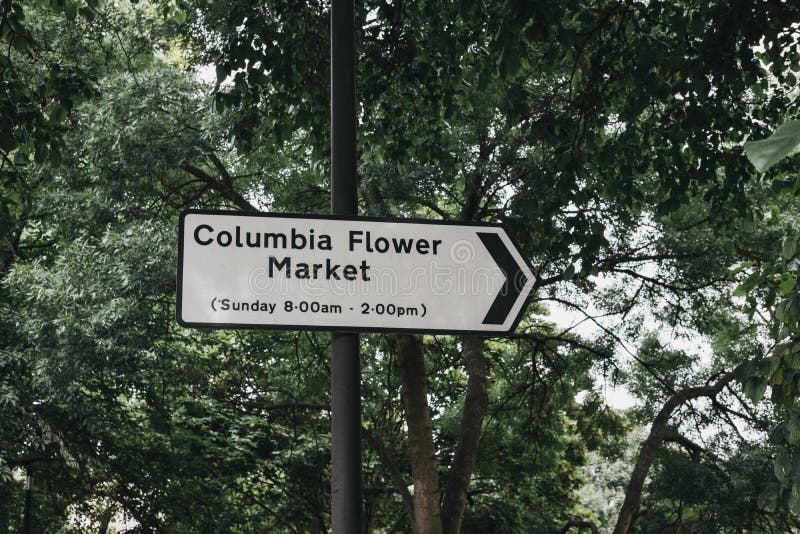 Segno direzionale al mercato del fiore di Colombia a Londra, Regno Unito fotografia stock Segno direzionale al mercato del fiore di Colombia a Londra, Regno Unito fotografia stock