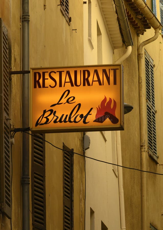 Segno esterno per lo storico ristorante Le Brulot nella città di Antibes sulla riviera francese fotografia stock libera da diritti Segno esterno per lo storico ristorante Le Brulot nella città di Antibes sulla riviera francese fotografia stock libera da diritti