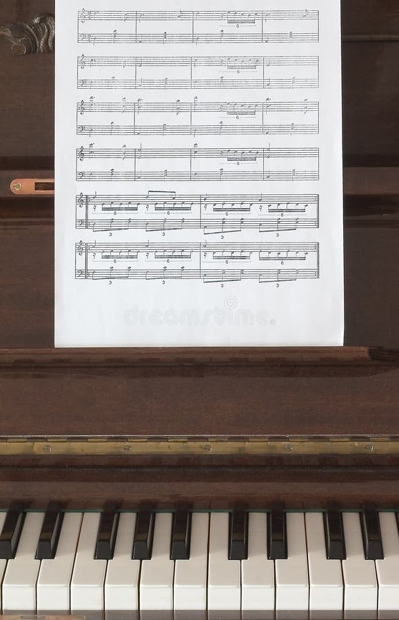 Segno musicale e piano fotografia stock libera da diritti Segno musicale e piano fotografia stock libera da diritti