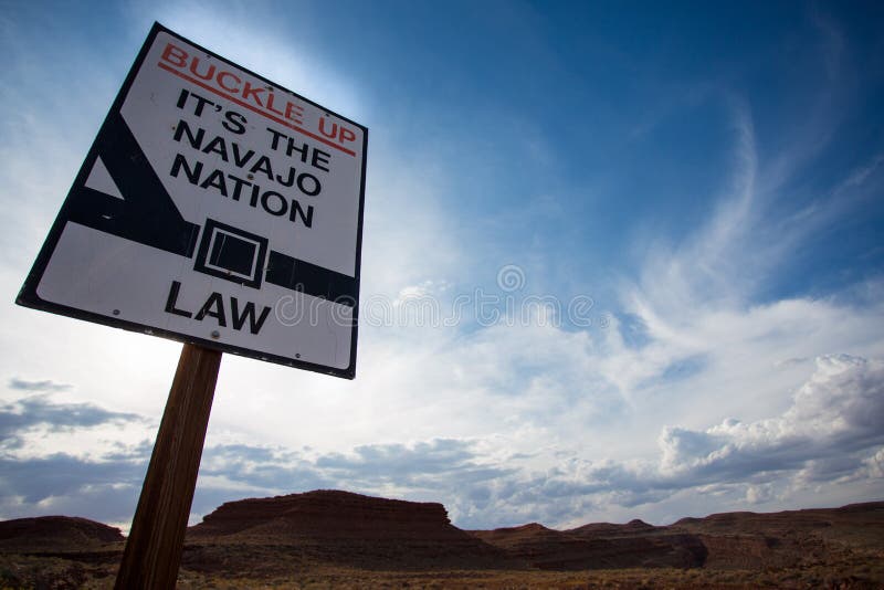 Segno navajo di legge di stato-nazione con paesaggio selvaggio fotografia stock Segno navajo di legge di stato-nazione con paesaggio selvaggio fotografia stock