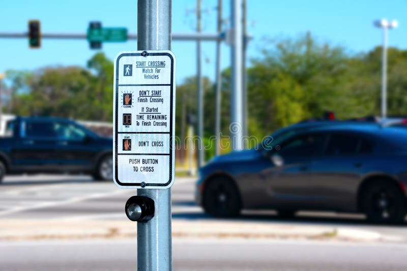 Segno pedonale dell'incrocio di attraversamento dell'intersezione di traffico con le descrizioni del segnale fotografie stock