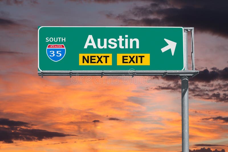 Segno seguente dell'uscita dell'autostrada senza pedaggio di Austin Texas Route 35 con il cielo di tramonto
