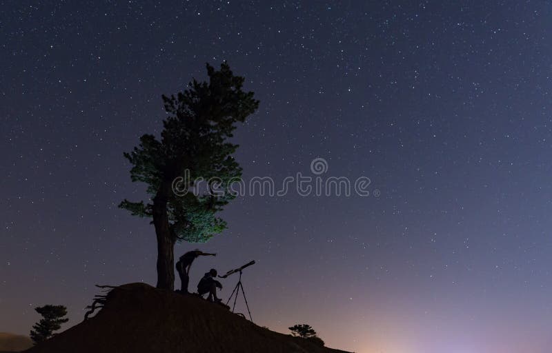 Segredos do céu, dos planetas misteriosos e da observação imagens de stock Segredos do céu, dos planetas misteriosos e da observação imagens de stock
