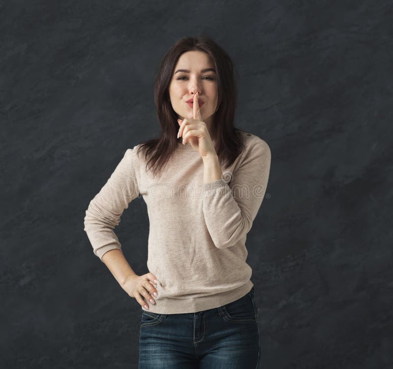 segreto La giovane donna ha messo il dito sulle labbra, segno di silenzio fotografia stock libera da diritti segreto La giovane donna ha messo il dito sulle labbra, segno di silenzio fotografia stock libera da diritti