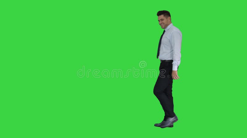 Seguami giovani passeggiate dell'uomo d'affari nel telaio e vi invita a seguirlo su uno schermo verde, chiave dell'intensit video d archivio