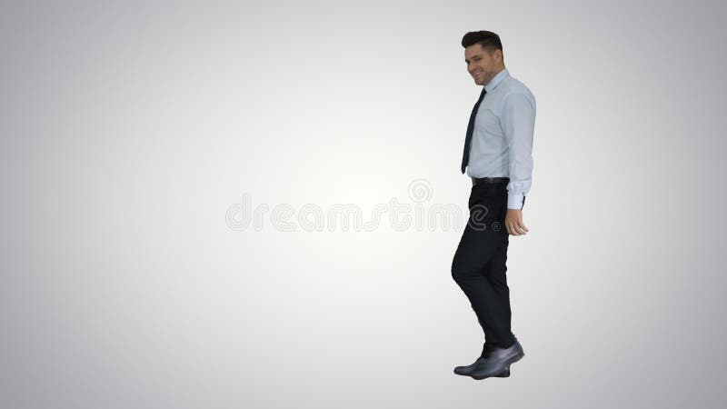 Seguimi, giovane uomo d'affari cammina nel telaio e ti invita a seguirlo su sfondo sfumato. stock footage