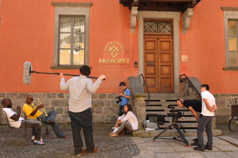 Seguimiento de los medios del Ascona Jazz Festival al lado de la ciudad de Locarno, fotografía de archivo Seguimiento de los medios del Ascona Jazz Festival al lado de la ciudad de Locarno, fotografía de archivo
