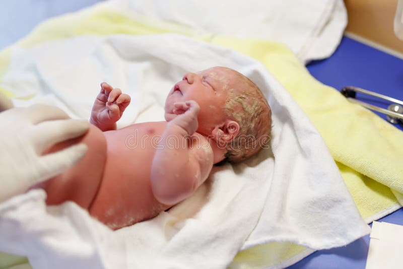 Segundos e minutos da criança recém-nascida após o nascimento Verificação acima