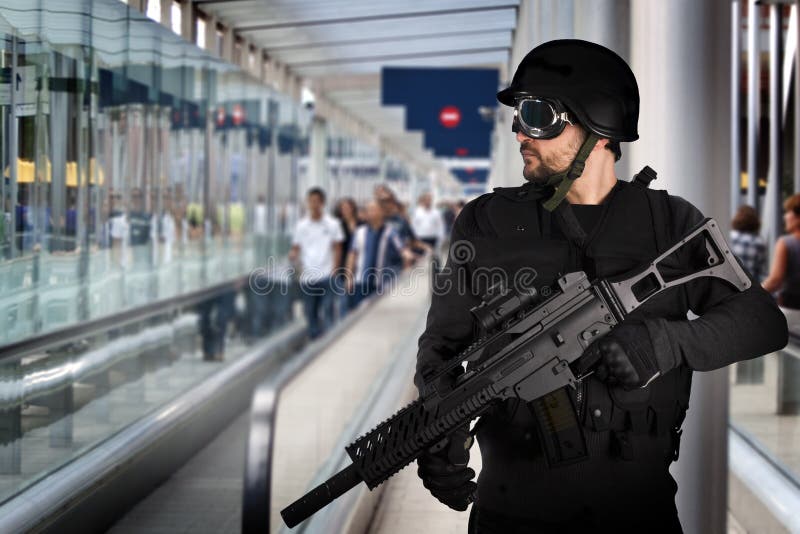 Segurança aeroportuária, polícia armada imagem de stock royalty free Segurança aeroportuária, polícia armada imagem de stock royalty free