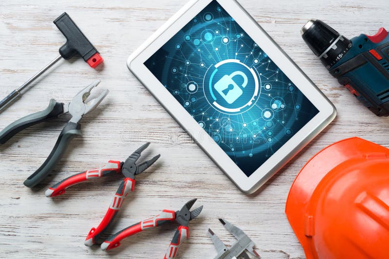 Segurança web e conceito de tecnologia com tablet num tampo de madeira foto de stock