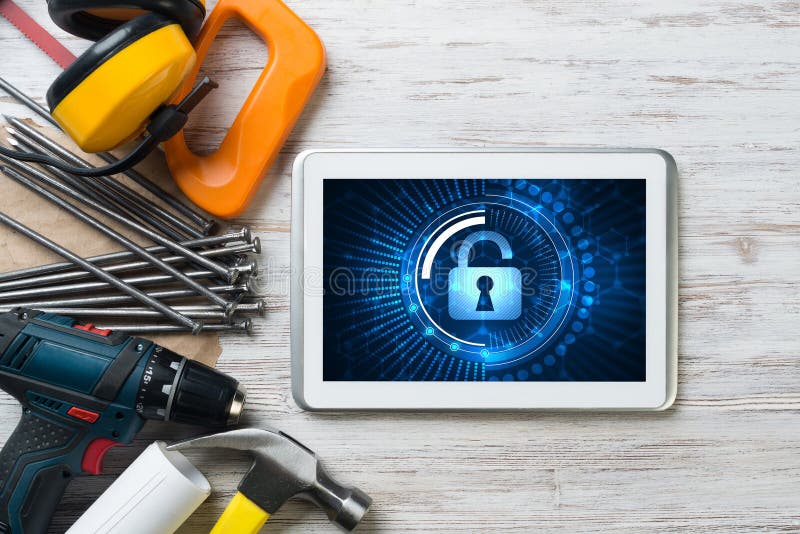 Segurança web e conceito de tecnologia com tablet num tampo de madeira fotografia de stock