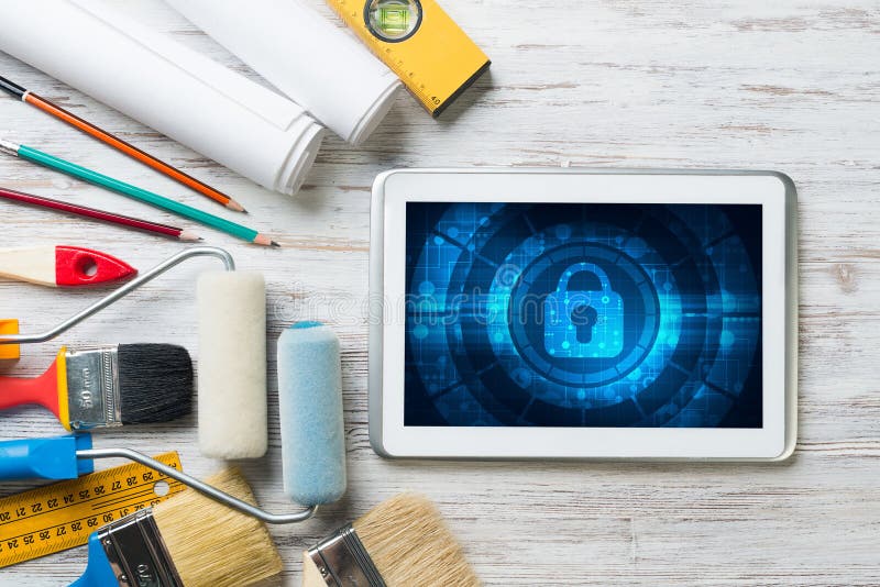 Segurança web e conceito de tecnologia com tablet PC numa mesa de madeira foto de stock royalty free