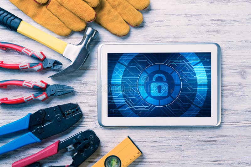 Segurança web e conceito tecnológico com tablet PC sobre uma mesa de madeira imagem de stock royalty free