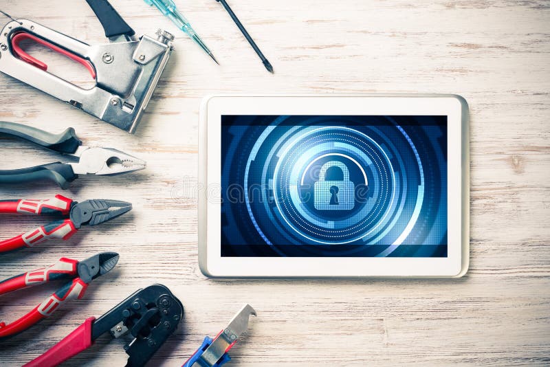 Segurança web e conceito tecnológico com tablet num suporte de madeira imagens de stock royalty free