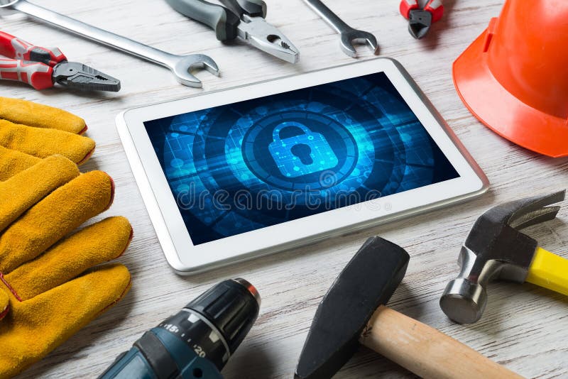 Segurança web e conceito de tecnologia com tablet PC sobre mesa de madeira foto de stock