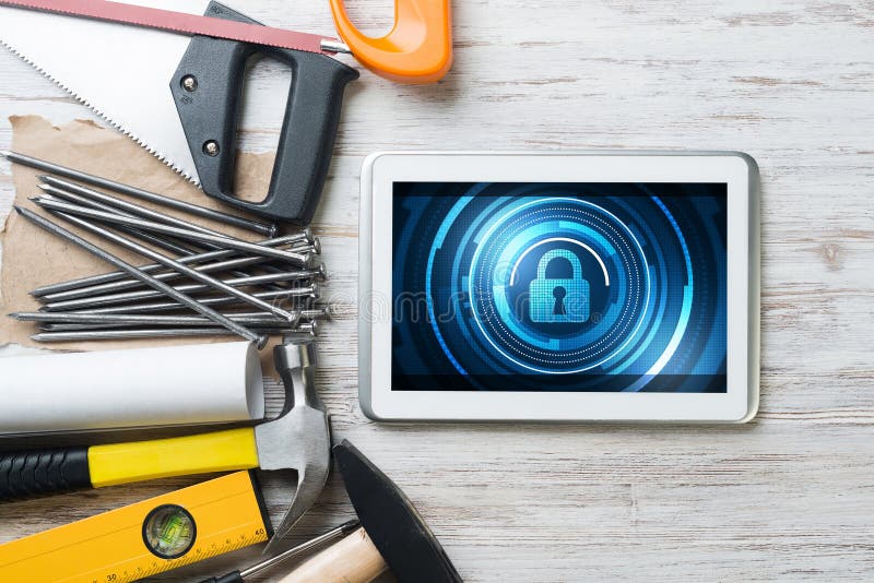Segurança web e conceito tecnológico com tablet num mesa de madeira imagens de stock