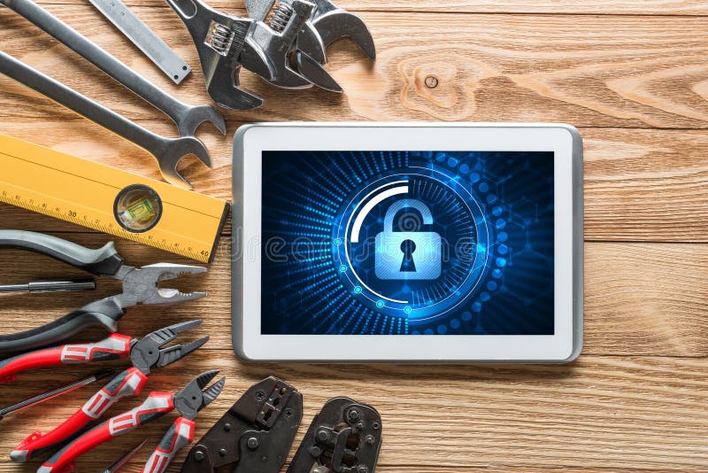 Segurança web e conceito de tecnologia com tablet num tampo de madeira imagens de stock royalty free