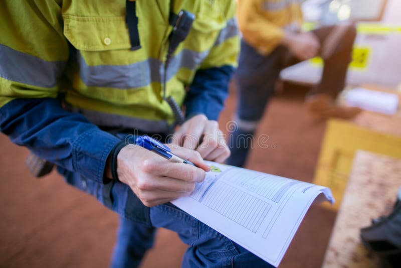 Segurança de condução do supervisor do mineiro de carvão da construção que verifica na análise de perigos do trabalho na autoriza